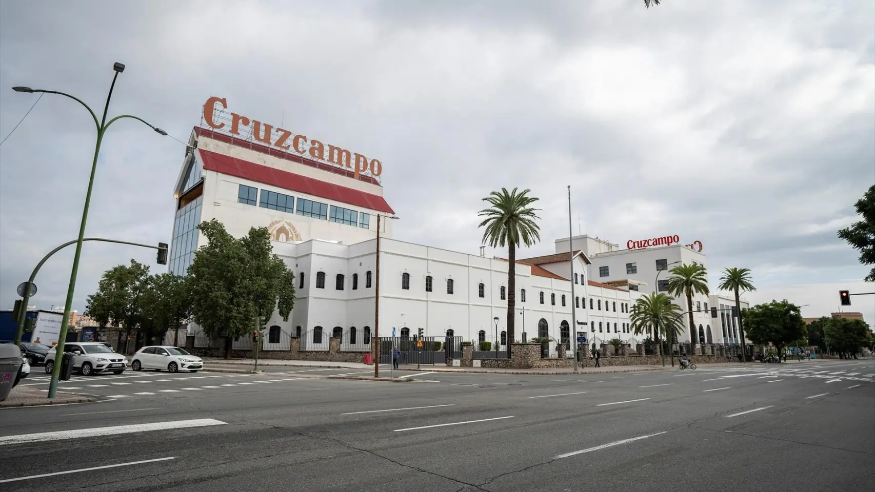 Trabajadores de DHL van a huelga indefinida el 6 de abril: amenaza el suministro de Cruzcampo en la Feria de Abril
