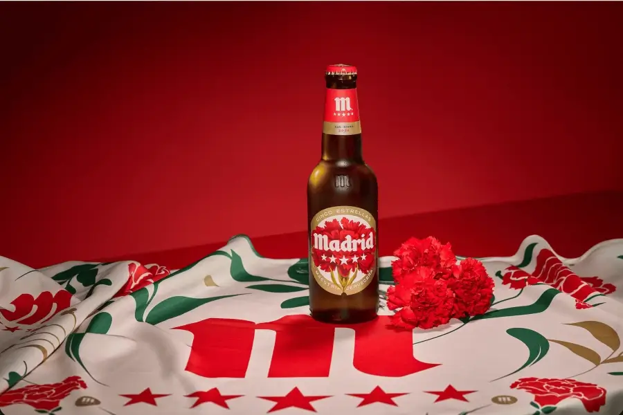 Mahou viste la hostelería de Madrid para San Isidro 2026