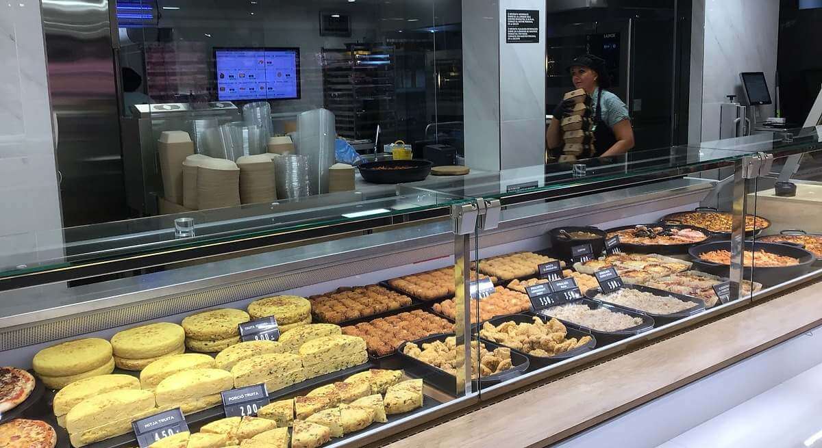 La hostelería y las cadenas de supermercados centran su competencia en la mitad de la población que come fuera de casa al menos una vez a la semana