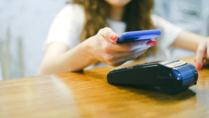 El pago instantáneo por el móvil da el salto a las tiendas físicas: el “te hago un ‘bizum” llega al supermercado