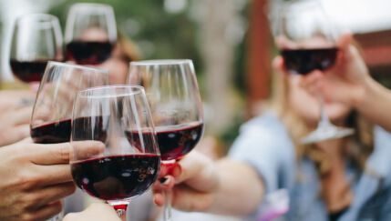 El consumo mundial de vino cayó en 2025 a niveles mínimos que no se registraban desde 1957