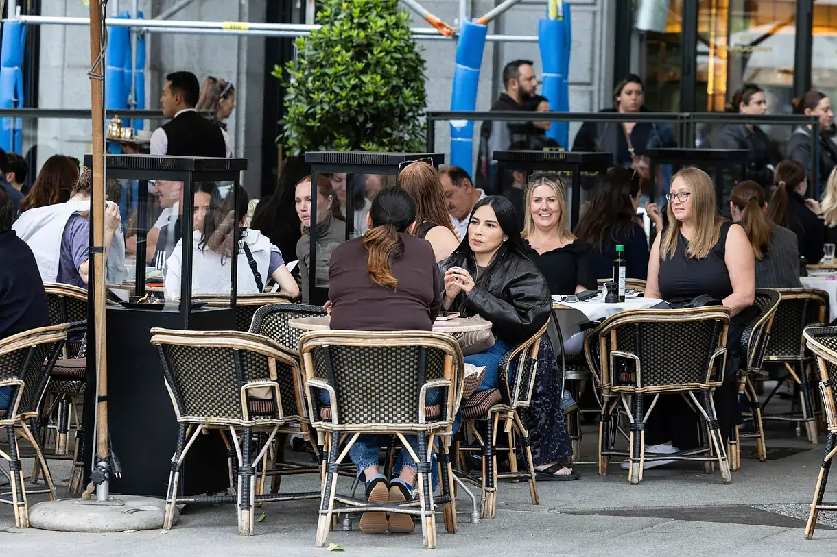 El Gobierno cambia las normas y bares y restaurantes cobrarán un importe extra por las botellas a partir de noviembre