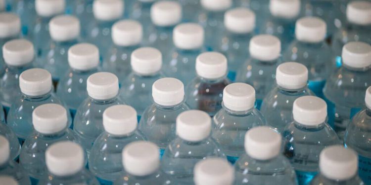 Bruselas adopta nuevas normas sobre el reciclaje de botellas de plástico