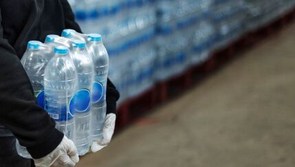 La UE lo hace oficial: a partir del 12 agosto de 2026, desaparece el plástico que envuelve los fardos de agua en los supermercados