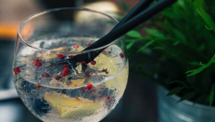Las bebidas espirituosas apuntan a jóvenes y extranjeros como salvavidas para frenar su crisis de consumo