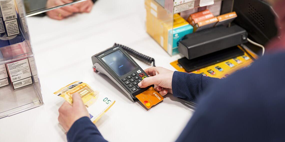 Los españoles se decantan por el pago en efectivo en pequeños comercios
