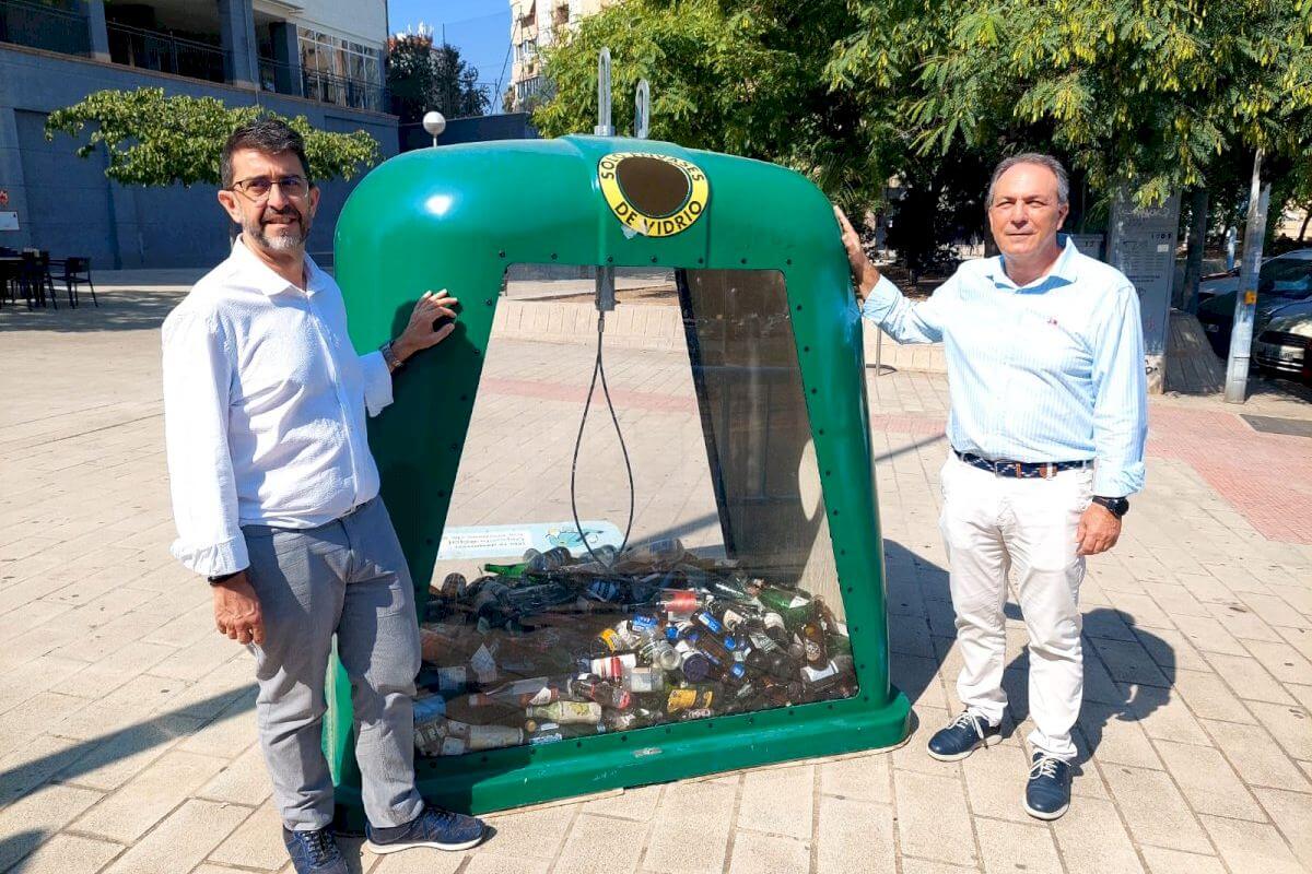 Llega a Alicante el primer contenedor transparente para derribar mitos sobre el reciclaje de vidrio