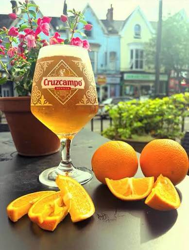 La especial cerveza Cruzcampo que triunfa en Londres: es de naranja y no se vende en España