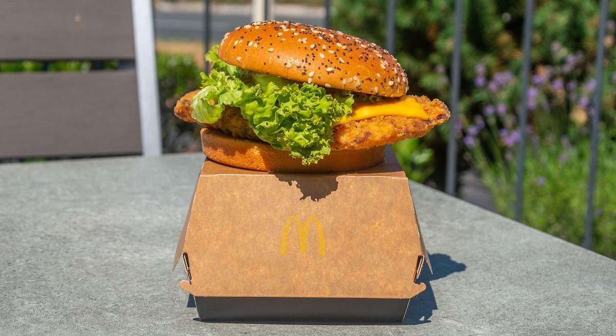 La subida de precios de la carne obliga a McDonald’s a dar un giro histórico: apuesta su futuro a las hamburguesas de pollo