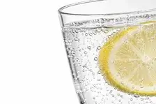 El alcohol está sumido en una crisis generacional en España y eso está impulsando algo: la «generación agua con gas»