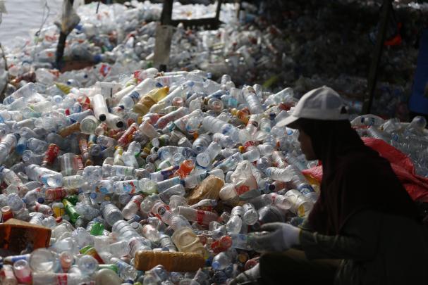 España cambia las normas y, a partir de noviembre de 2026, será obligatorio devolver botellas y latas en las tiendas para recuperar el dinero que se dejará como depósito