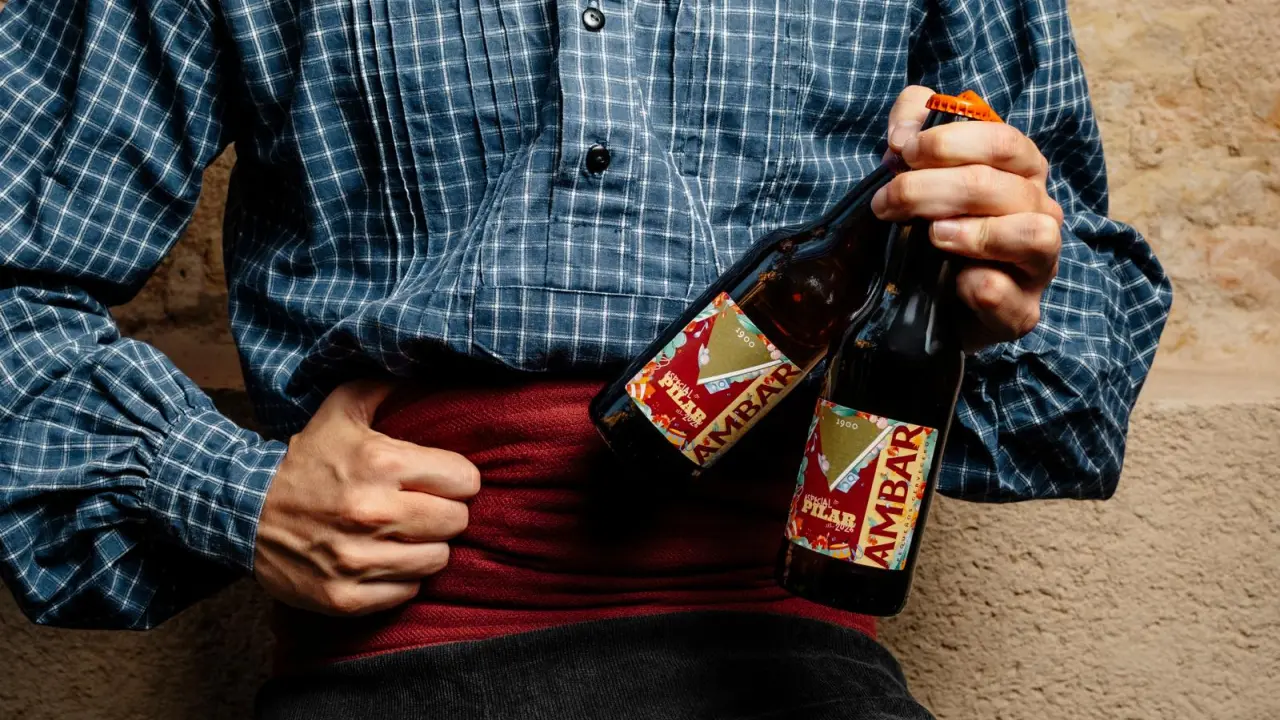Los botellines de cerveza de Ambar se preparan para las fiestas del Pilar y se visten de gala