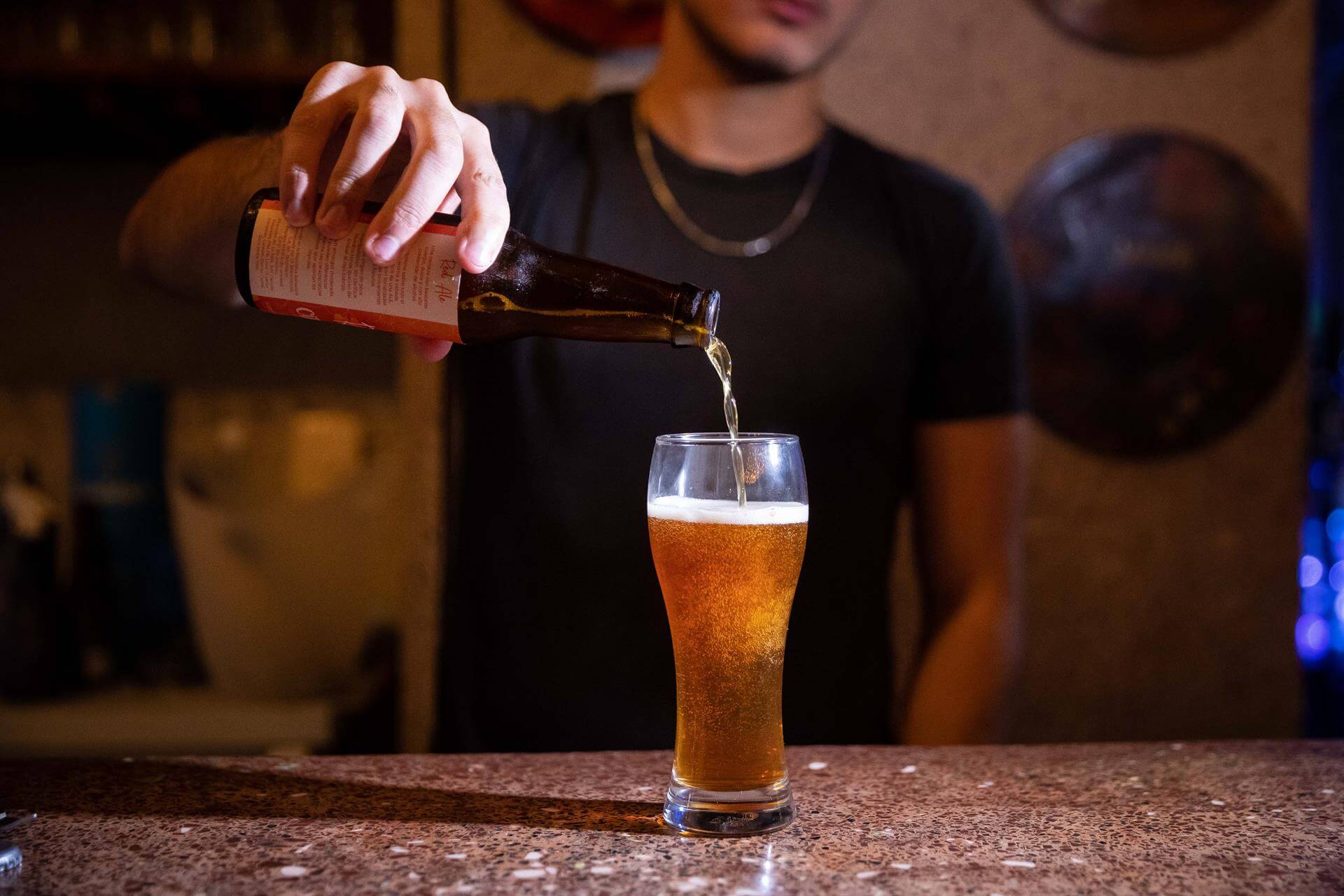 Los españoles beben menos cerveza fuera de casa y el sector se agarra al turismo