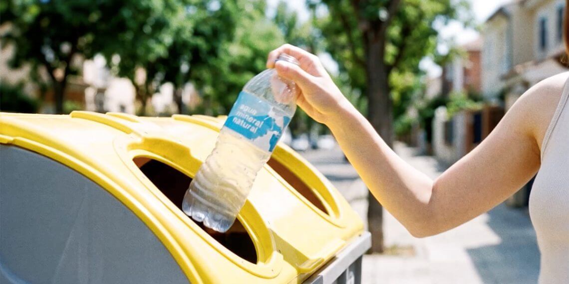 Ecoembes y Aneabe se alían para fomentar el reciclaje de botellas de plástico PET