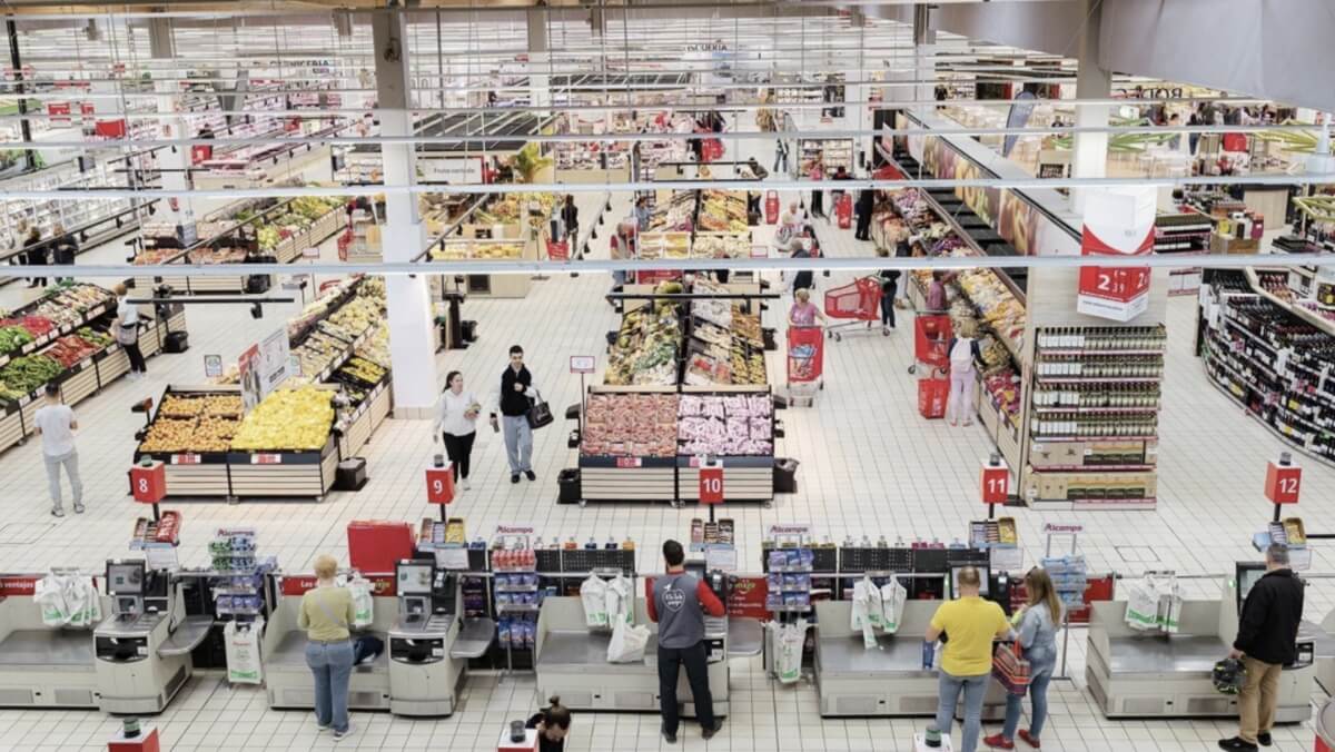 Auchan renuncia a los supermercados en Francia y su CEO apuesta por «reinventar» el hipermercado