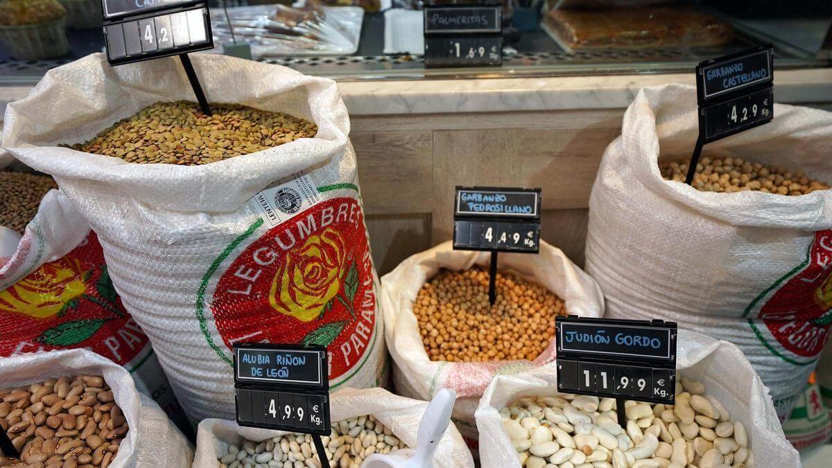 Los comedores escolares se despiden de los ultraprocesados y las frituras y dan la bienvenida a las legumbres y la fruta