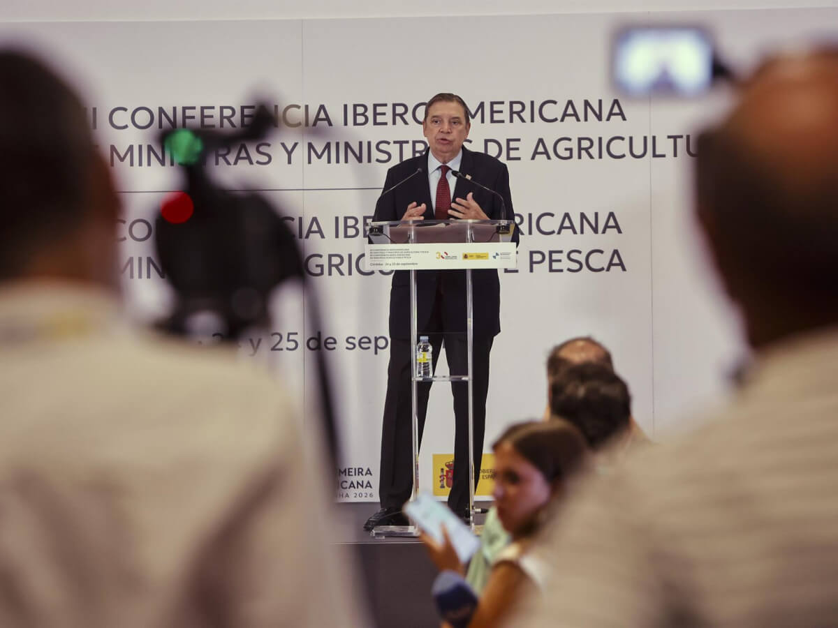 Planas exige preservar la producción de Deóleo