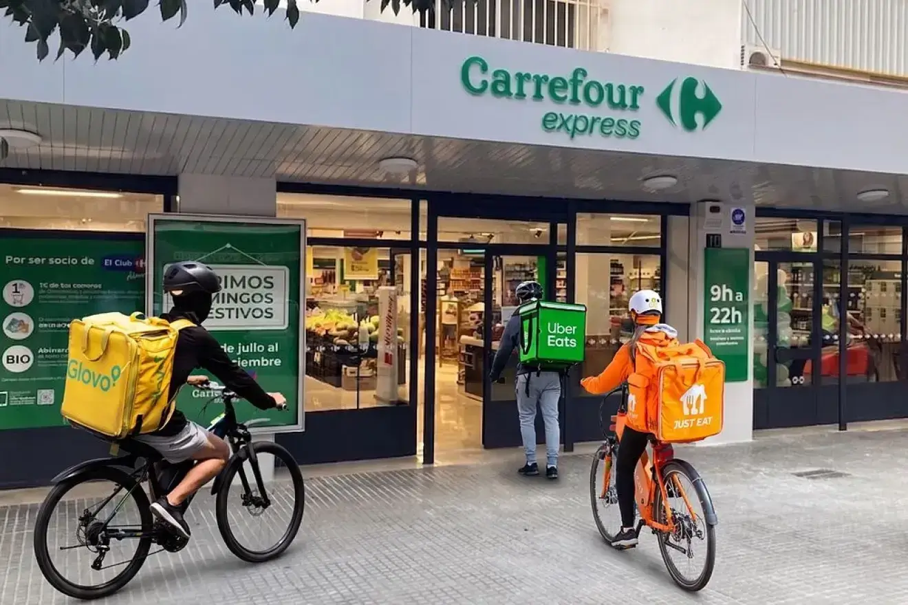 Carrefour alcanza las 700 tiendas con entrega «ultrarrápida» y prueba los envíos nocturnos