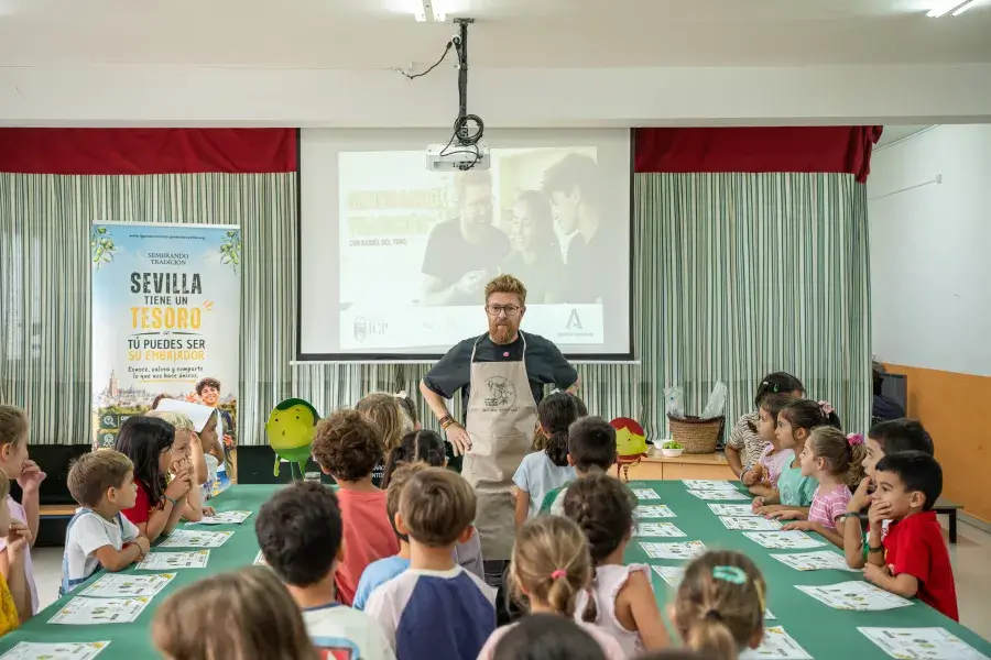 El olivar sevillano entra en las aulas con el programa educativo “Sembrando Tradición”