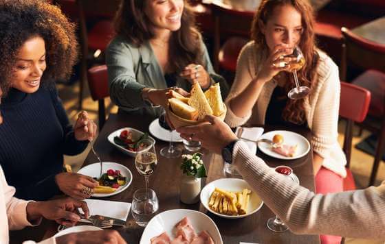 Las reservas para cenar en restaurantes se adelantan una hora en España 